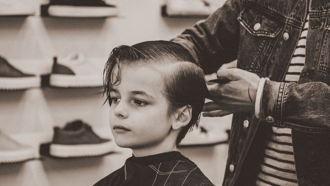 Barn som får sitt hår klippt